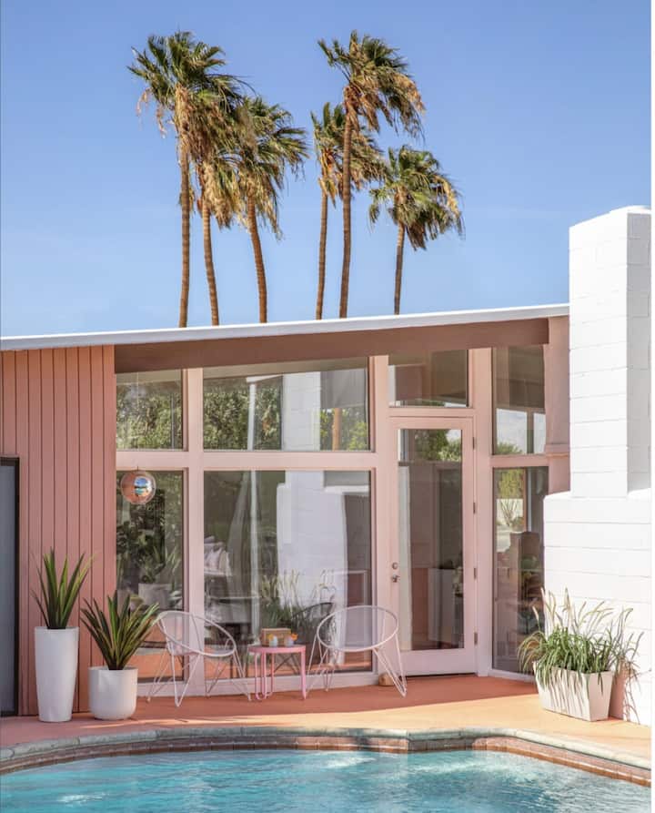 Mr. Pink's Poolside Retreat: Hot Tub, Pool, Games - Houses for