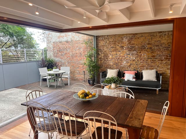 Light-filled 4 bedroom cottage