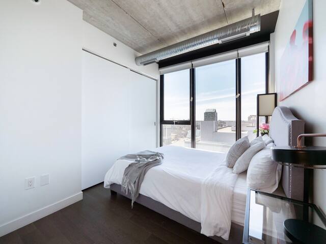 Contemporary 2BR | King Bed | Gym | Near Jets Game gallery image 4