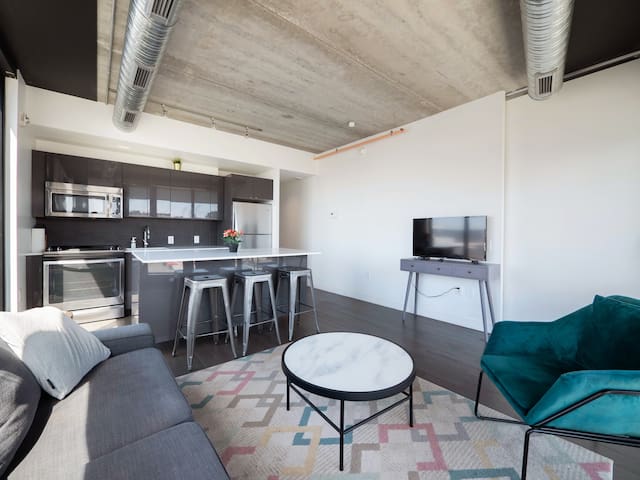 Contemporary 2BR | King Bed | Gym | Near Jets Game gallery image 3