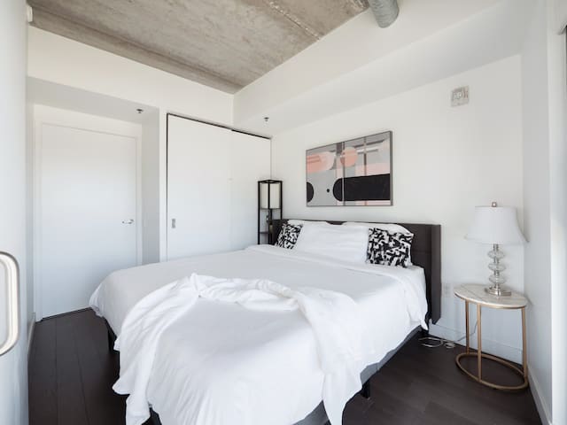 Contemporary 2BR | King Bed | Gym | Near Jets Game gallery image 2