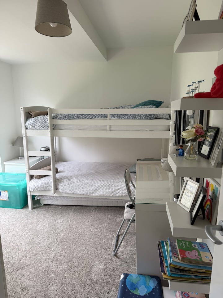 Kreveti na kat s dodatnim krevetom na izvlačenje za još jedno dijete.
Električne žaluzine za zamračivanje. 
