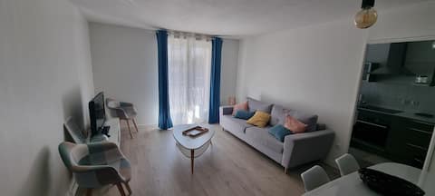 Top performing Airbnb: Nice apartment, secure garage, close to shops. in Valenciennes