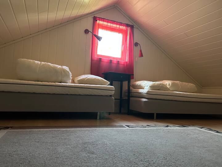 غرفة النوم 2 في العلية. يستوعب 4 أشخاص