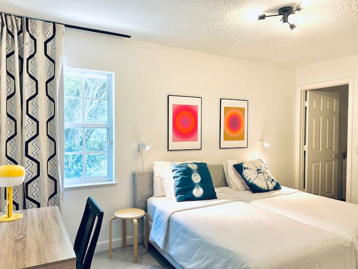 Habitación de invitados con 2 camas individuales y vestidor