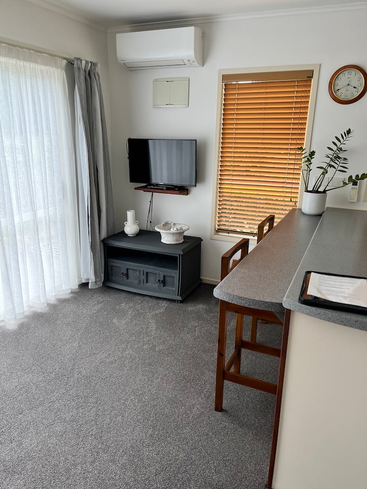 Beach Retreat Self Contained One Bedroom/ 2 Beds - Kaiaua