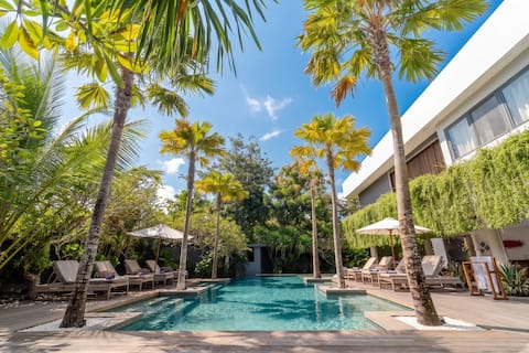 Luxury 9BR Bingin Villa | Huge Pool, Walk to Beach