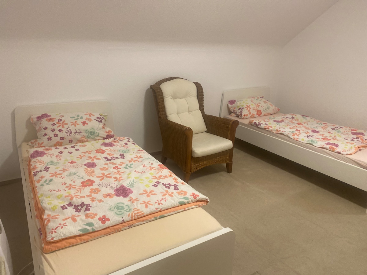 ห้องนอนพร้อมเตียงเดี่ยว 2 หลัง