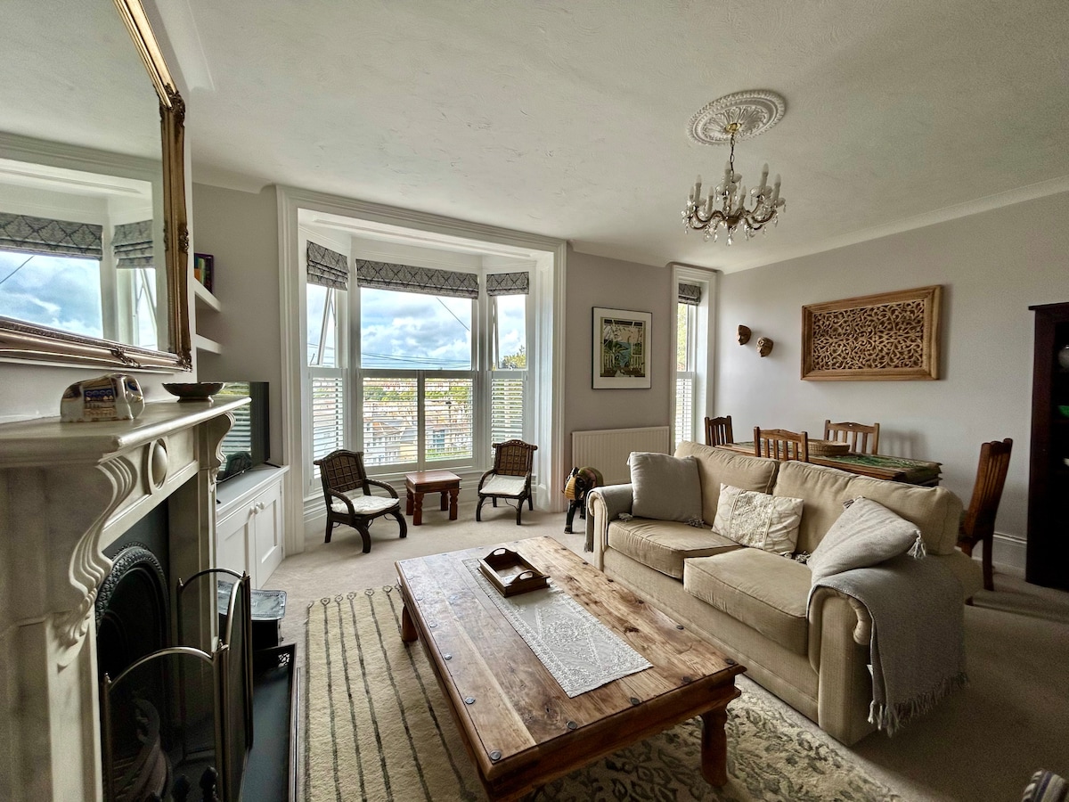 Successful Airbnb property: Stunning flat, sea views, secret garden & parking in Guestling