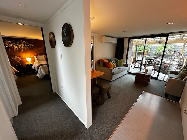 The Eclectic Escape - Romantic & Outdoor Bath - Palmerston North