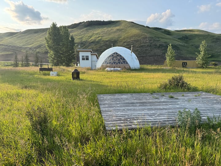 Riverfront Dome Experience In The Foothills - Okotoks