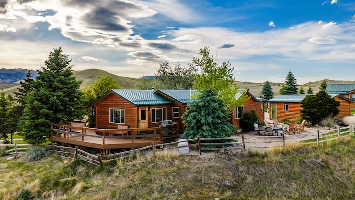 Log Cabin: Bighorn Views & Deck