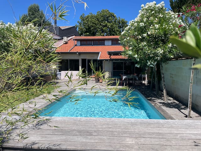 Typical stone house + pool & air con in Bordeaux