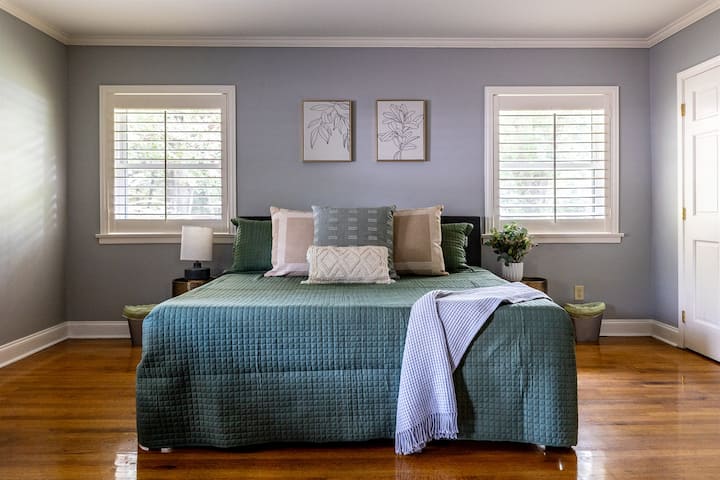 Bedroom #1 (King Bed w/En Suite bathroom)