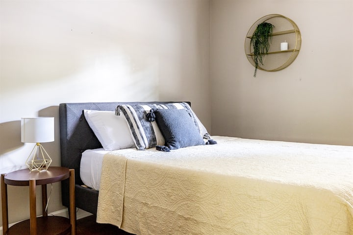 Bedroom #2 (Queen bed)