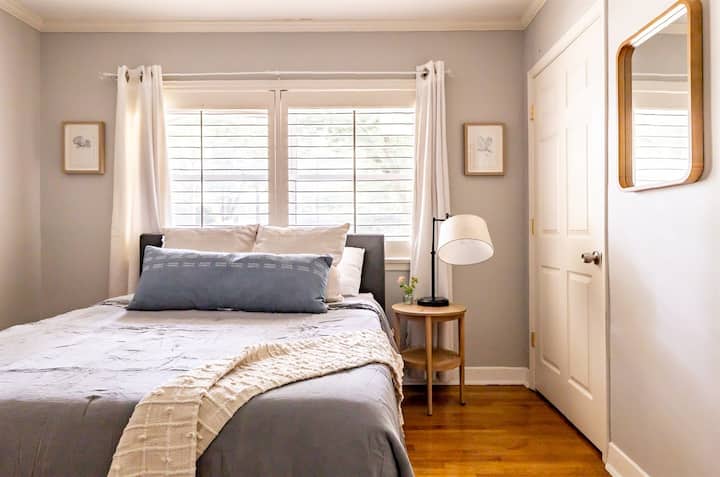 Bedroom #3 (Queen bed)