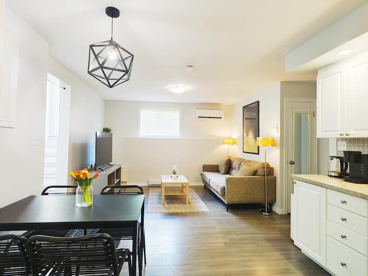 Bonny's Guest Suite | Next To Movie, Shops & Food - モンクトン