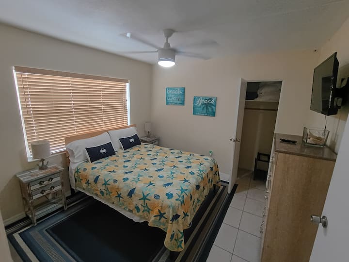 Chambre secondaire avec lit queen size. La chambre comprend également une télévision connectée Roku, un matelas gonflable Queen Size dans le placard.