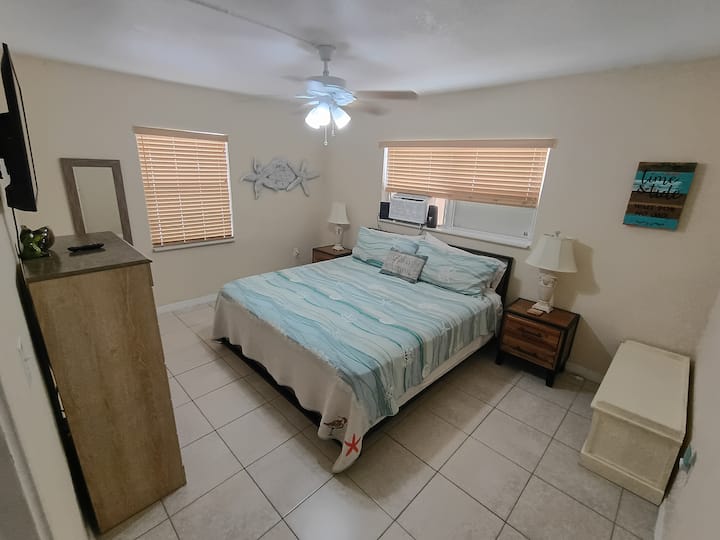 Chambre parentale king size. Nous recevons beaucoup de compliments sur notre lit super confortable. Comprend également de nombreux oreillers surdimensionnés et Roku TV.
