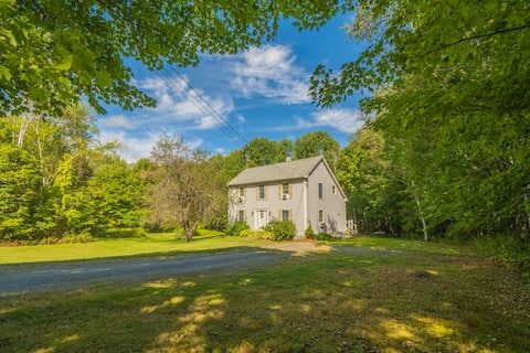 Cheerful 4 Bedroom Country Home in Farmington