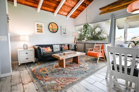 Top Airbnb: Stylish 2-Bedroom Condo in Princeville with A/C in Princeville