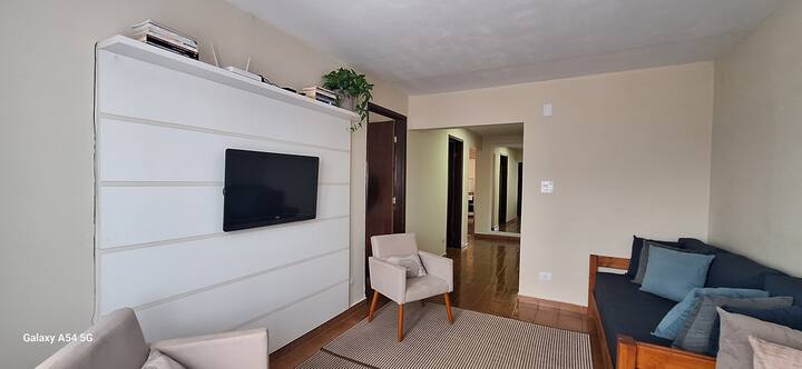 Sa TV room, mayroon kaming 2 pang - isahang higaan at may 3 pang solong kutson