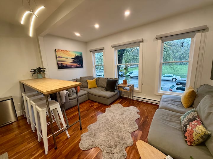 Freshly Renovated Main Floor Suite With Park Views - Vancouver
