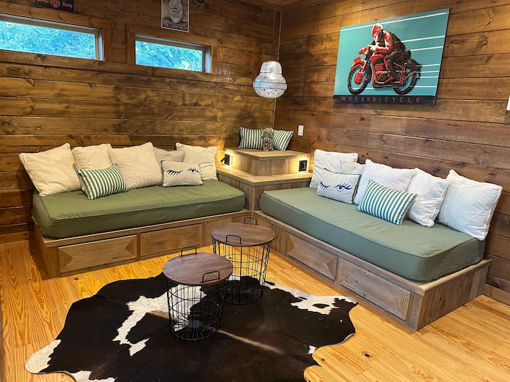 Veliki rustikalni dnevni kreveti na nižoj razini.  U svakom krevetu može udobno spavati jedna odrasla osoba.  Ovaj je prostor odličan za druženje, ali ako ga želite koristiti kao prostor za spavanje, u ormaru ćete pronaći svježe opranu posteljinu.  