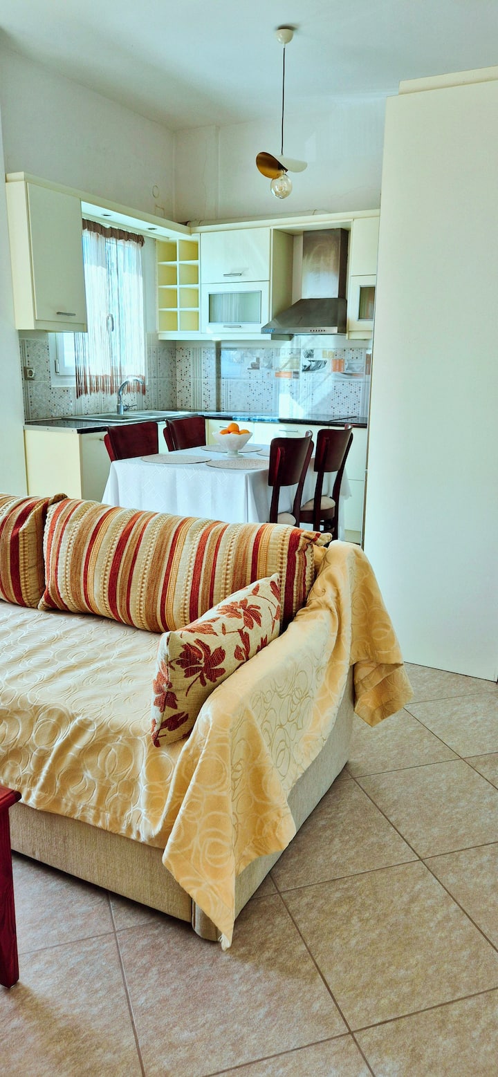 Dimitrios House
Κυκλαδίτικο διαμέρισμα 58 τετραγωνικών,στόν πρώτο όροφο,σε ήσυχη γειτονιά1,5 χιλιόμετρο από το λιμάνι της Παροικιάς και μόλις 11 λεπτά με τα πόδια από τις παραλίες "Λιβάδια" και τον ΝΟΠ. - Paros