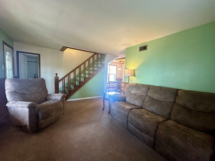 Hillside 3-bedroom, 2-bath House - Rapid City, SD