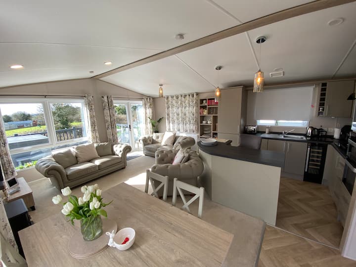 Lodge & Hot Tub/spa 
 (Maximum 5 Paying Guests). - Perranporth