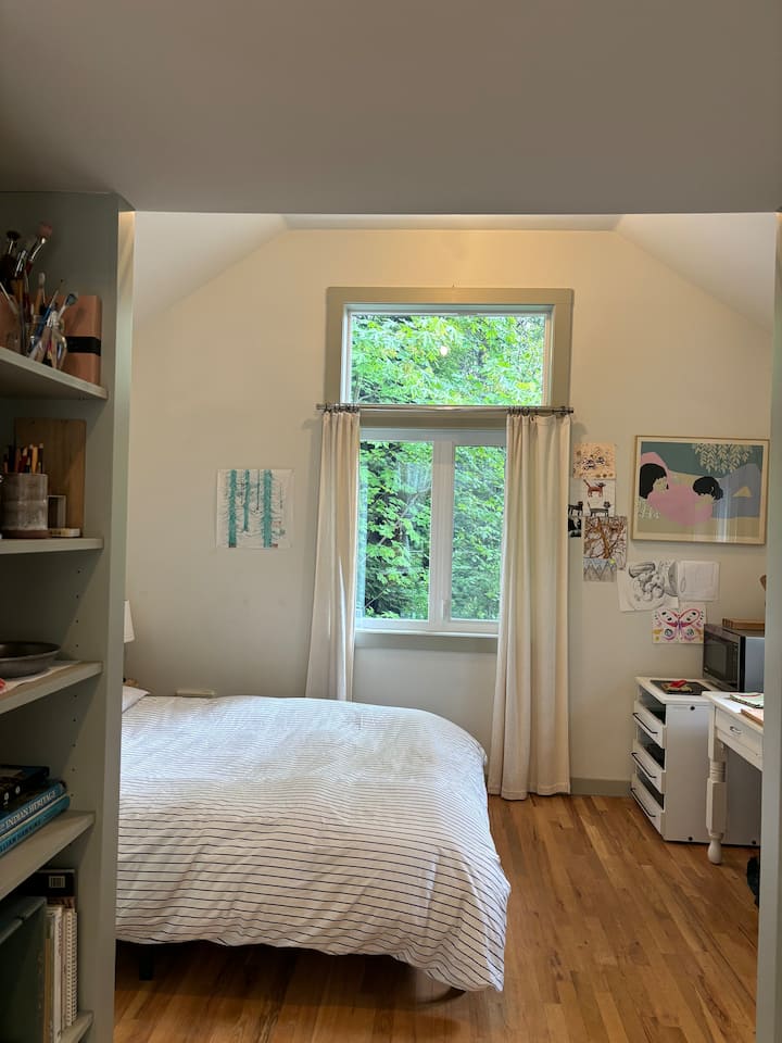 后面的房间配有一张标准双人床，北侧有一个小衣柜，南墙沿线有一个小厨房。