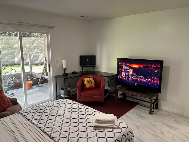 Dhomë gjumi private me televizor dhe shkop transmetimi Roku, tavolinë L me karrige tavoline dhe monitor kompjuteri dhe lidhje HDMI. Gjithashtu, një masazhator këmbësh nën tavolinë për t 'u përkëdhelur gjatë punës nga dhoma.