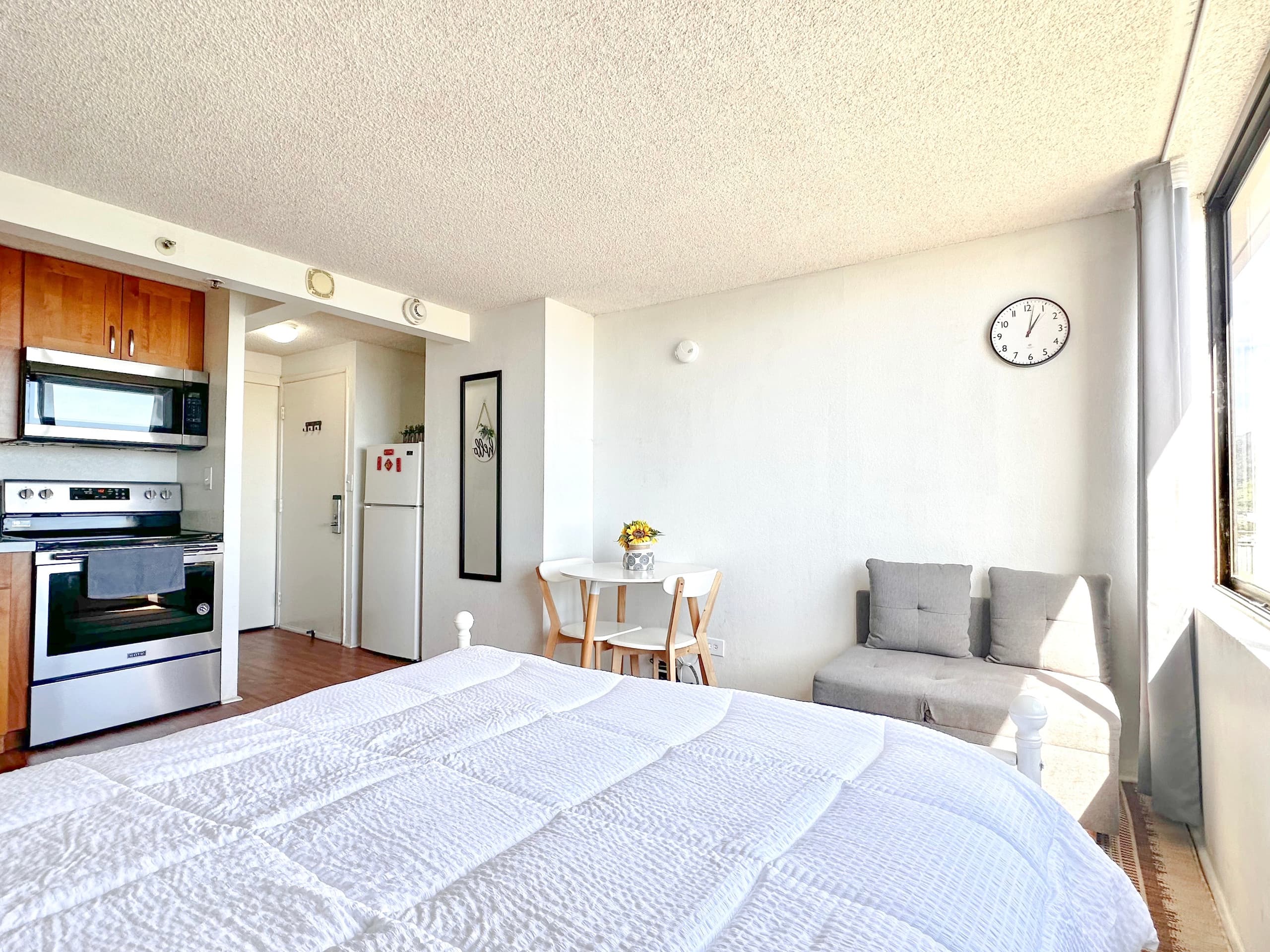 Condo in Honolulu · ★4.84 · Studio · 1 bed · 1 private bath - Image 26