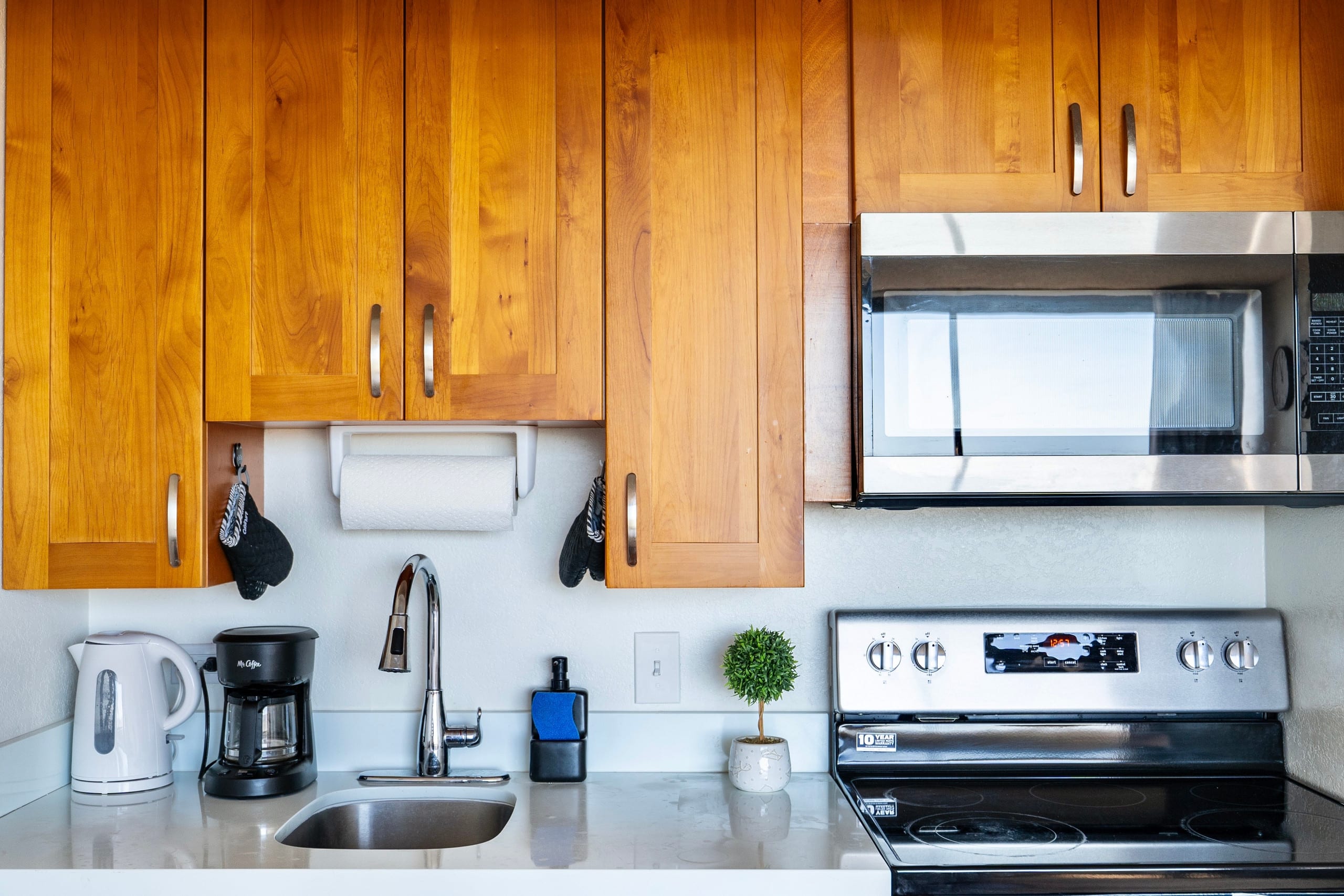 Condo in Honolulu · ★4.84 · Studio · 1 bed · 1 private bath - Image 5
