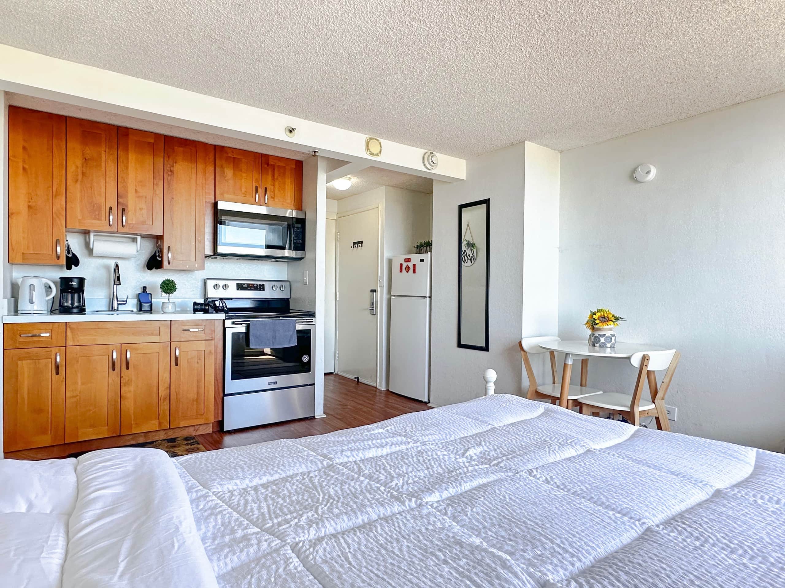 Condo in Honolulu · ★4.84 · Studio · 1 bed · 1 private bath - Image 25