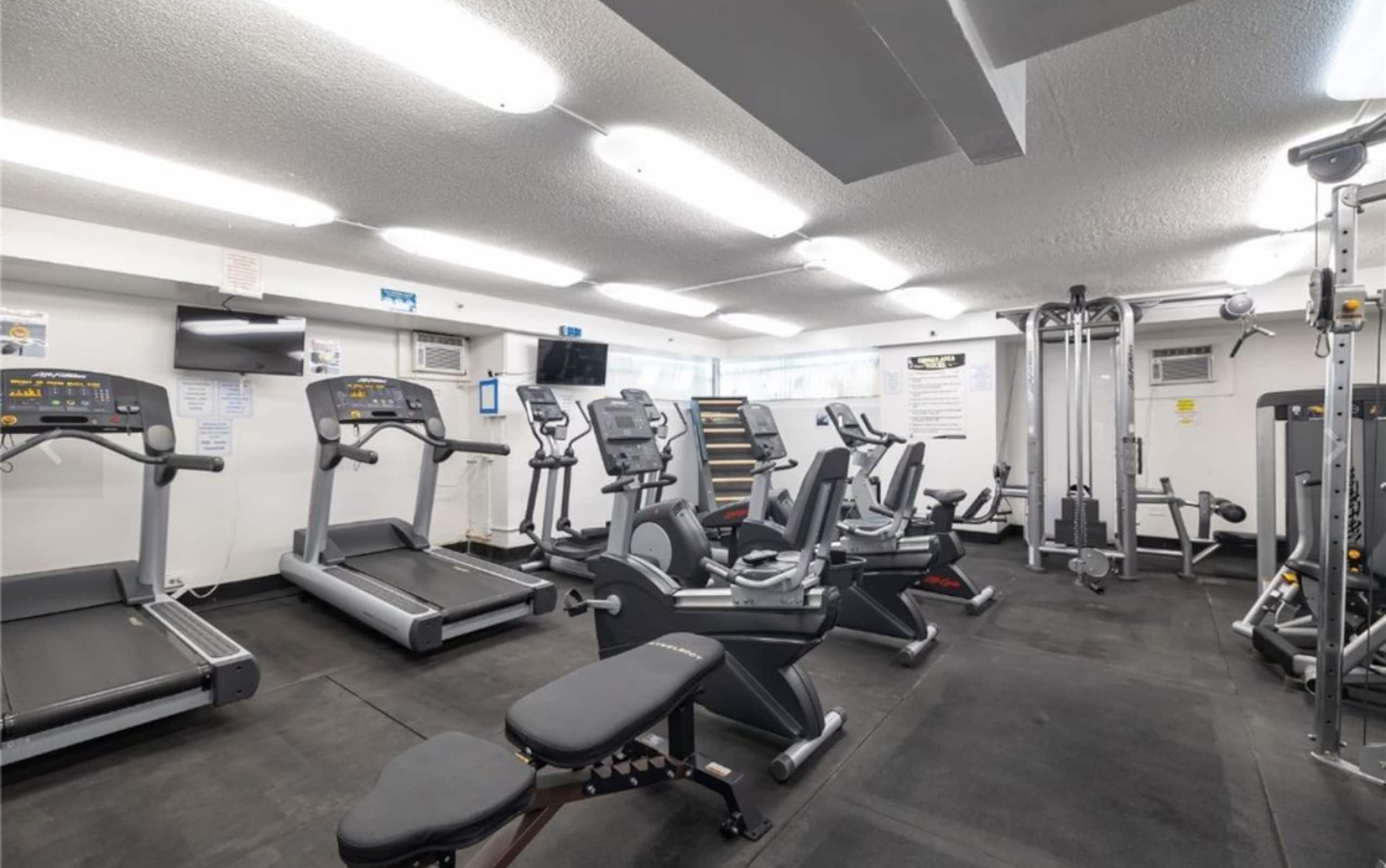 Condo in Honolulu · ★4.84 · Studio · 1 bed · 1 private bath - Image 14