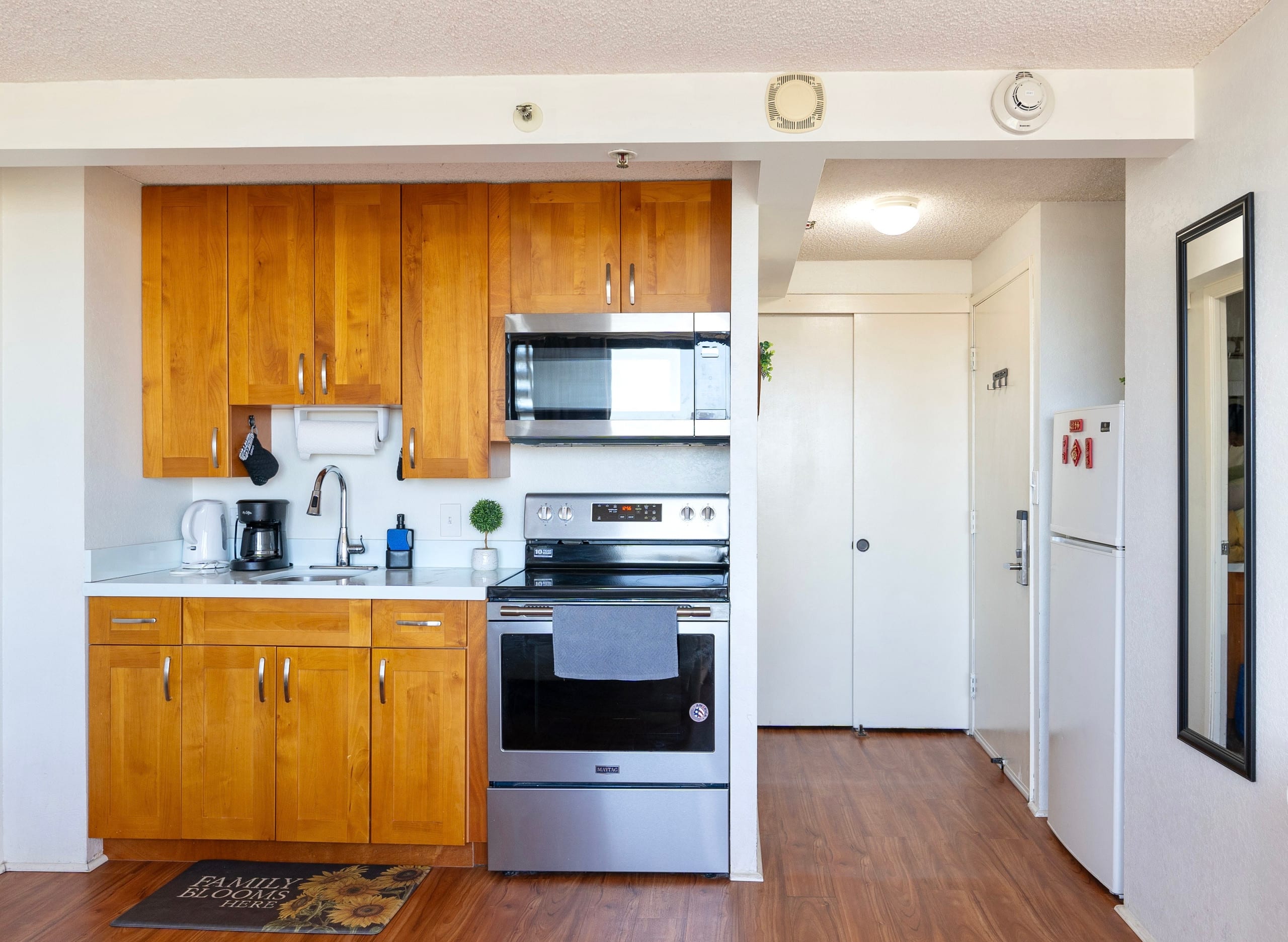 Condo in Honolulu · ★4.84 · Studio · 1 bed · 1 private bath - Image 4