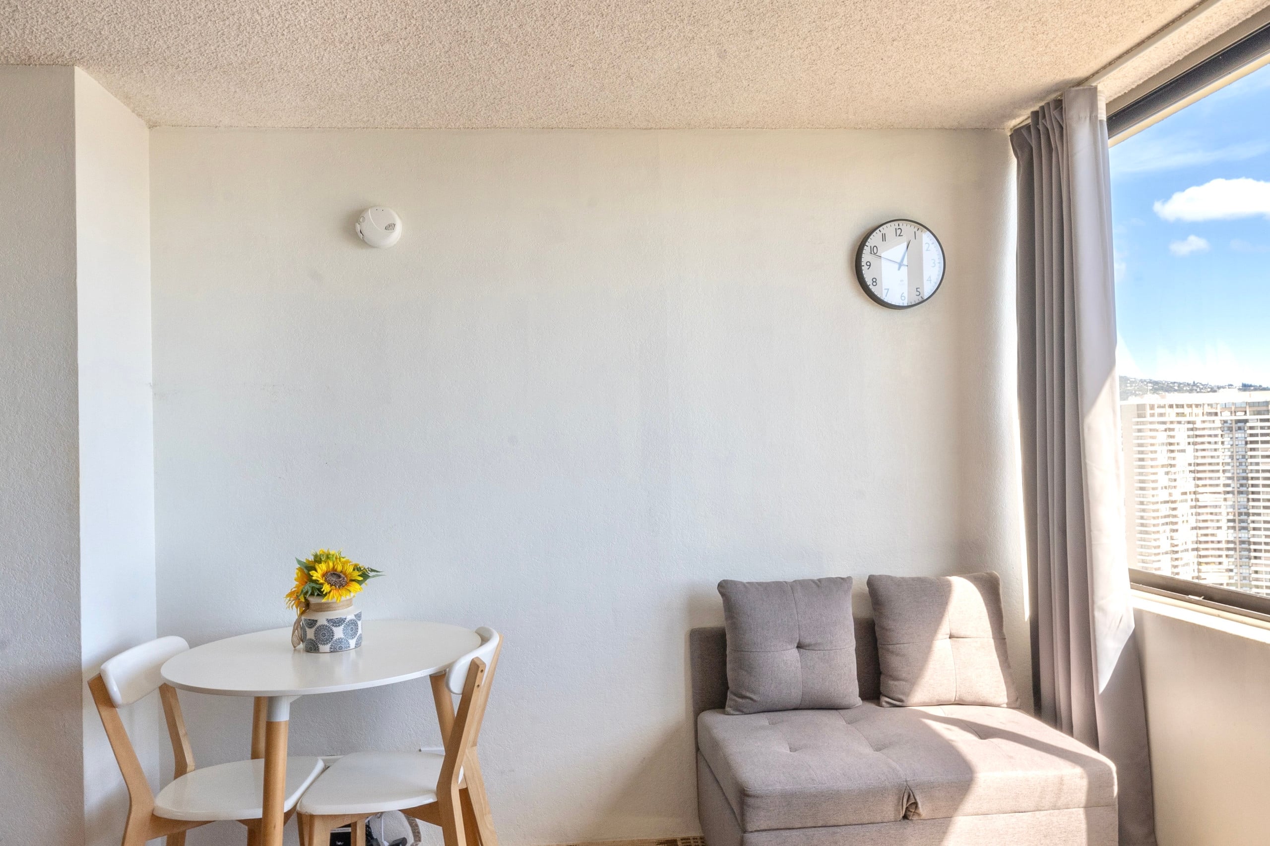 Condo in Honolulu · ★4.84 · Studio · 1 bed · 1 private bath - Image 9