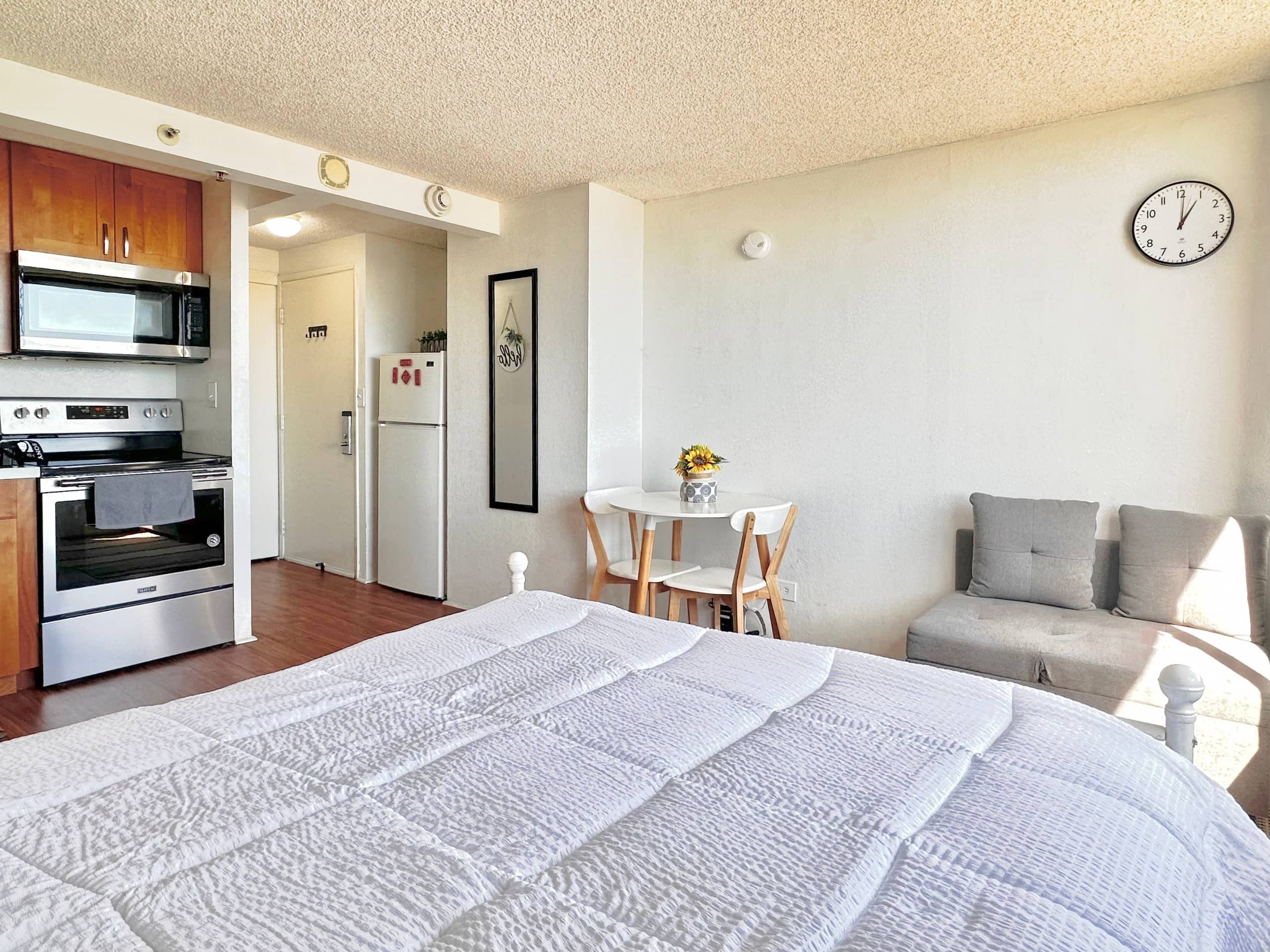 Condo in Honolulu · ★4.84 · Studio · 1 bed · 1 private bath - Image 24