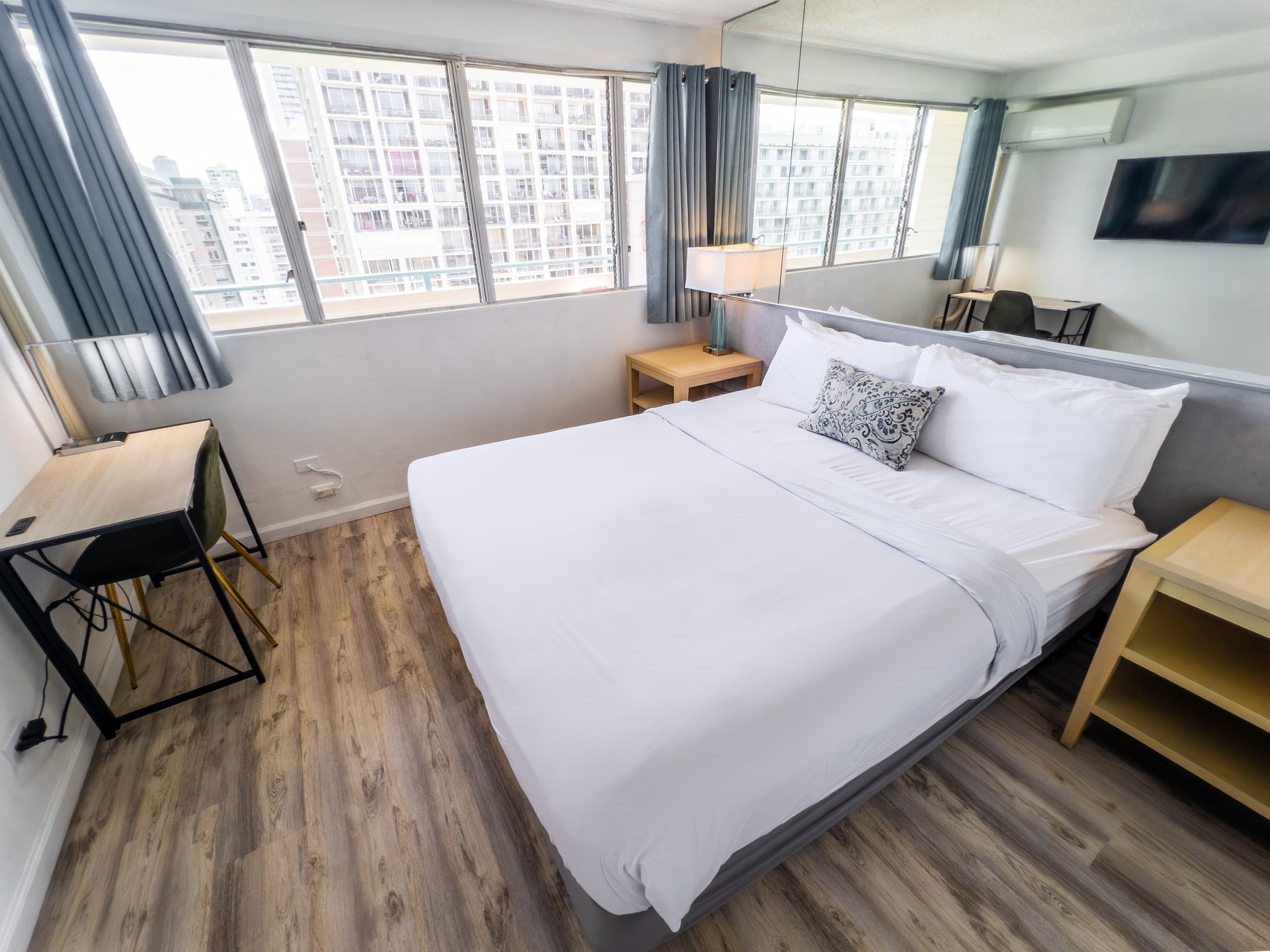 Top-Floor 1BR Penthouse in Waikiki - Image 14