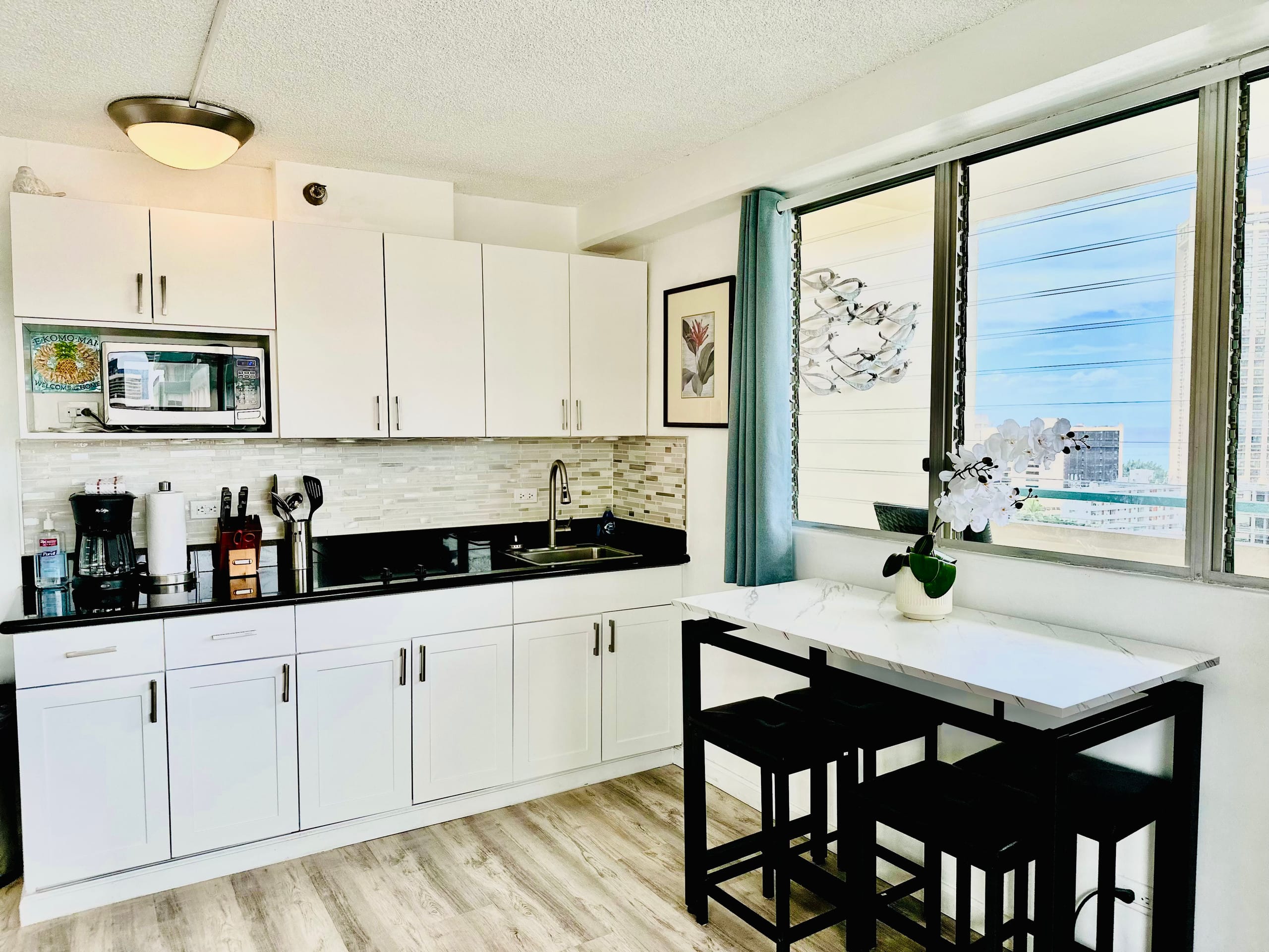 Top-Floor 1BR Penthouse in Waikiki - Image 10