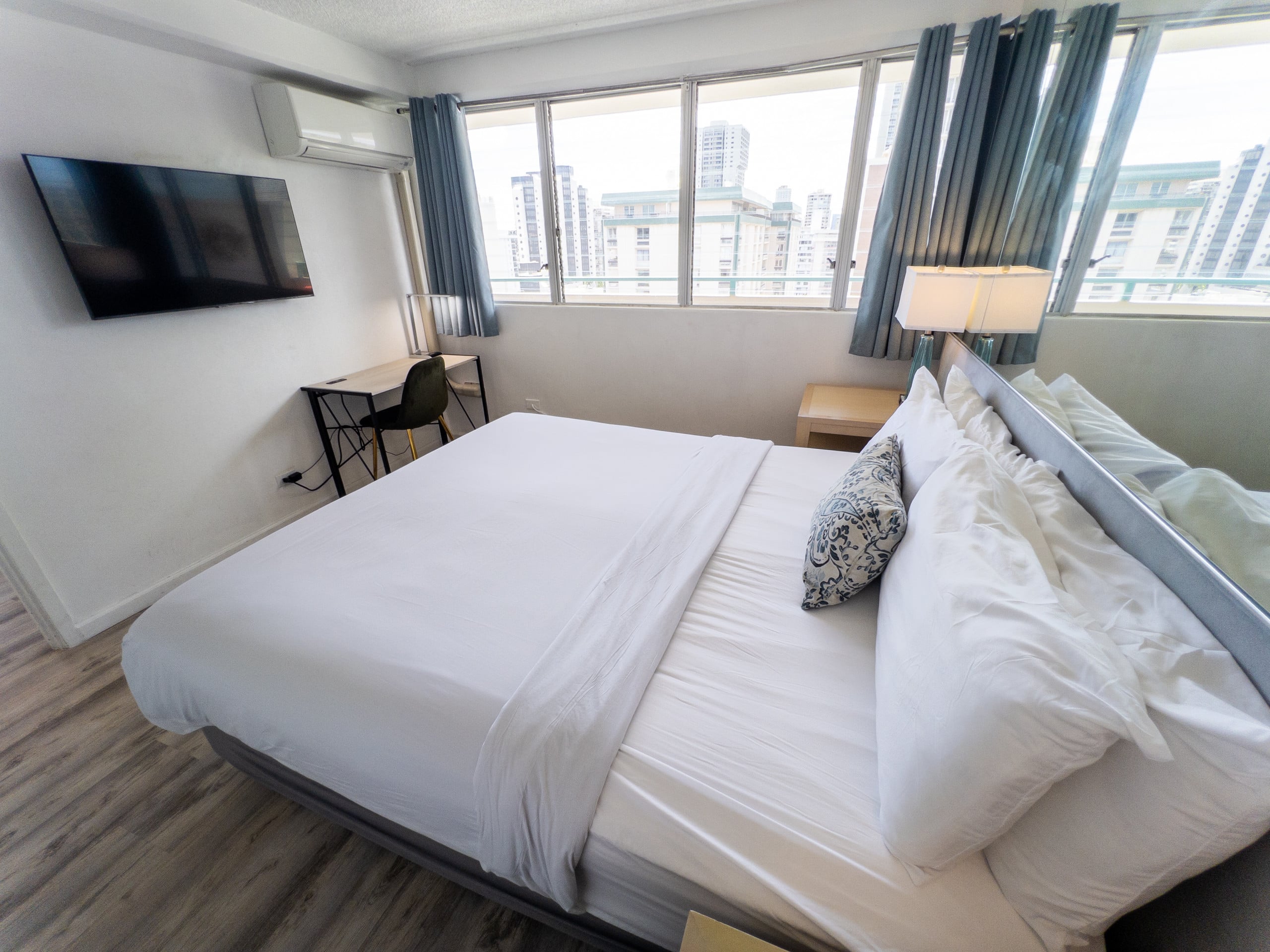 Top-Floor 1BR Penthouse in Waikiki - Image 13