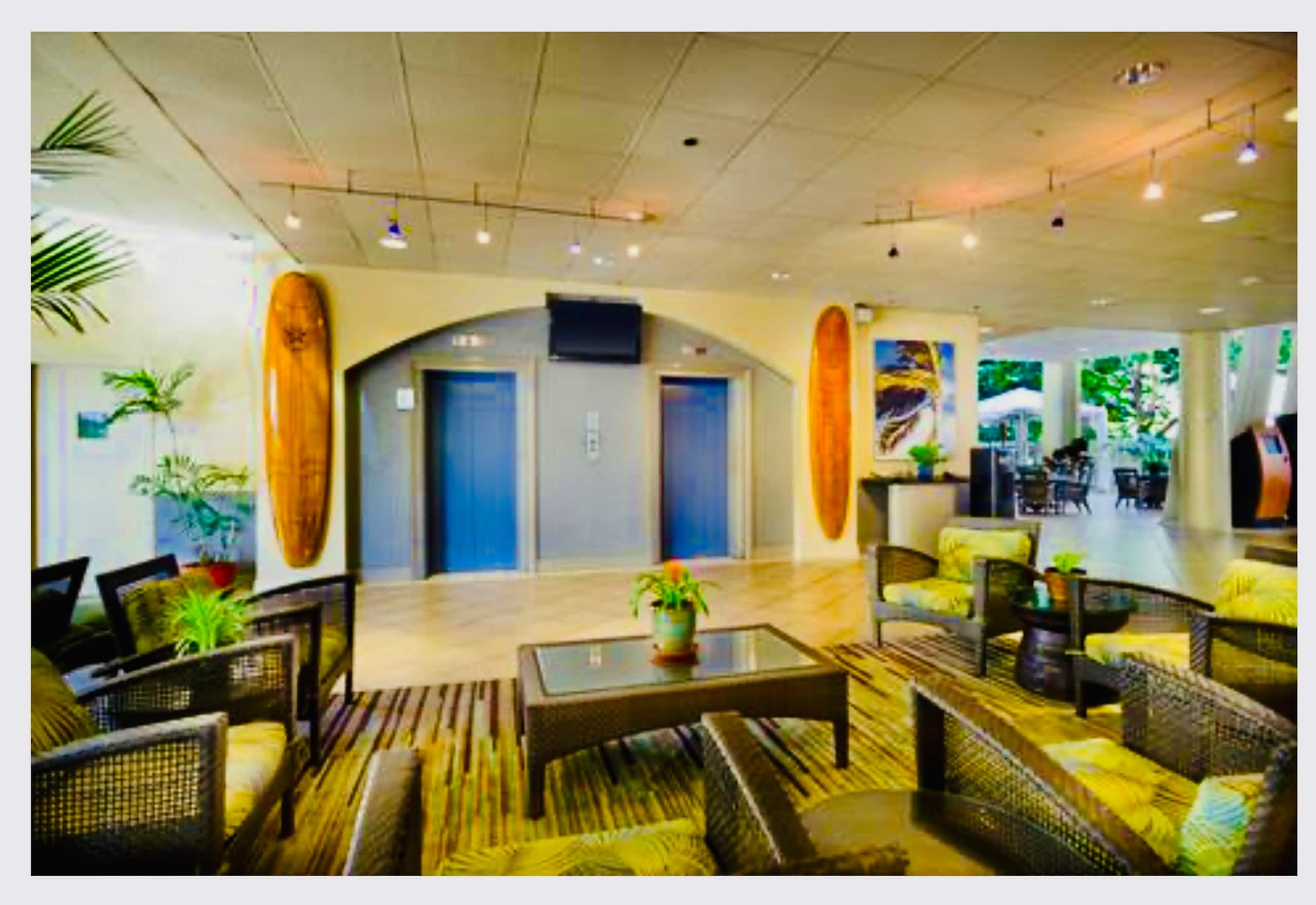 Top-Floor 1BR Penthouse in Waikiki - Image 32