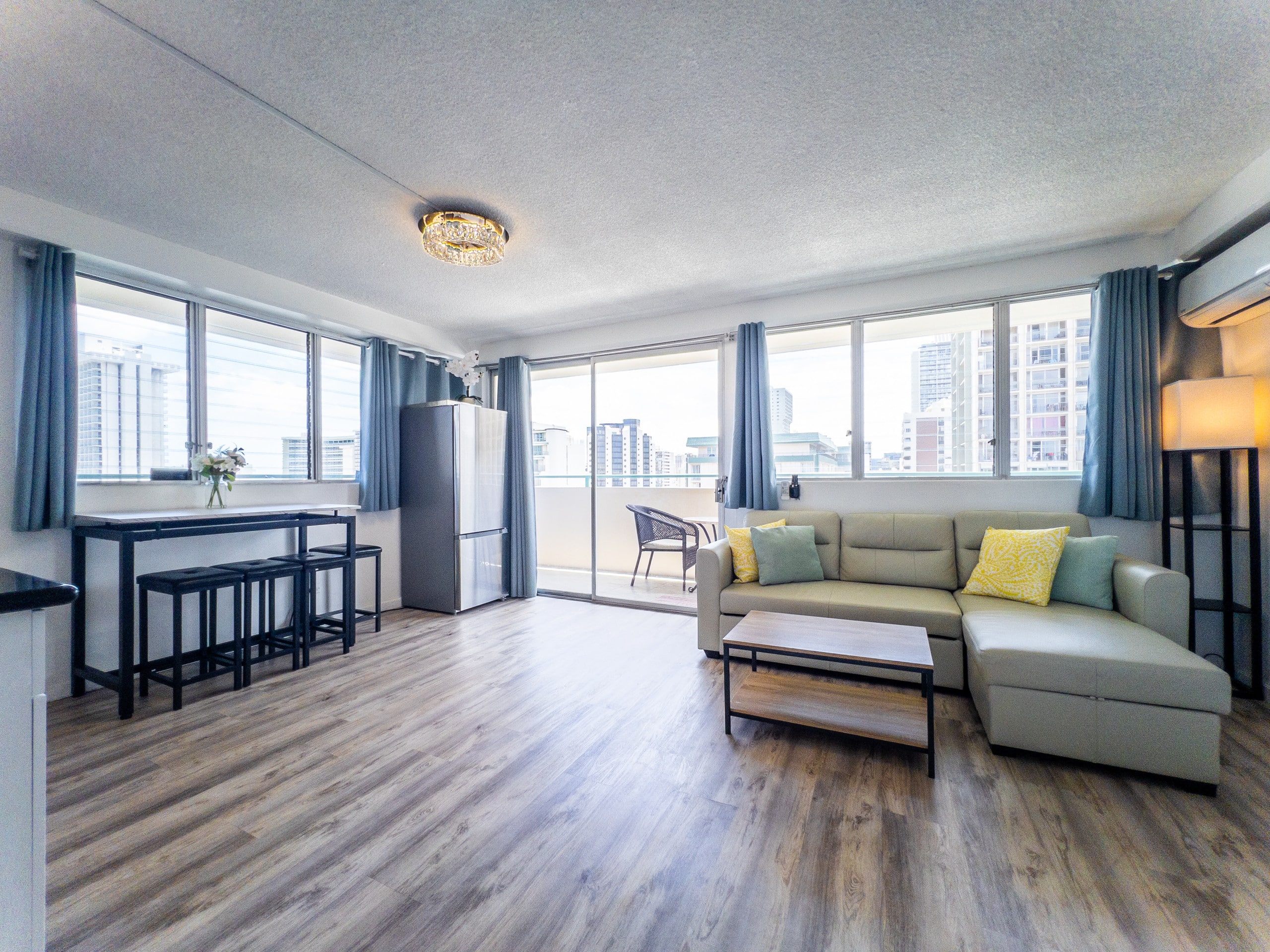 Top-Floor 1BR Penthouse in Waikiki - Image 4
