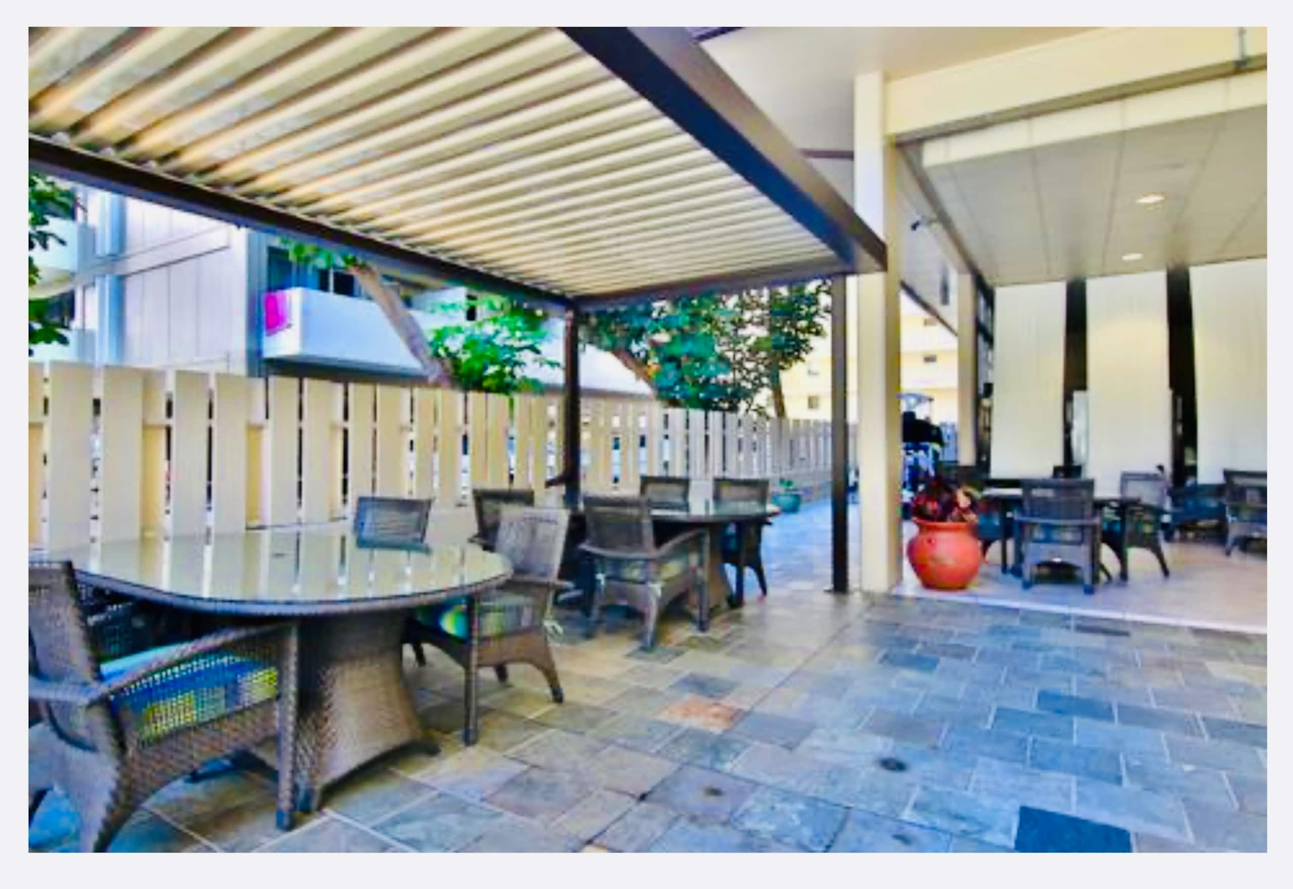 Top-Floor 1BR Penthouse in Waikiki - Image 23