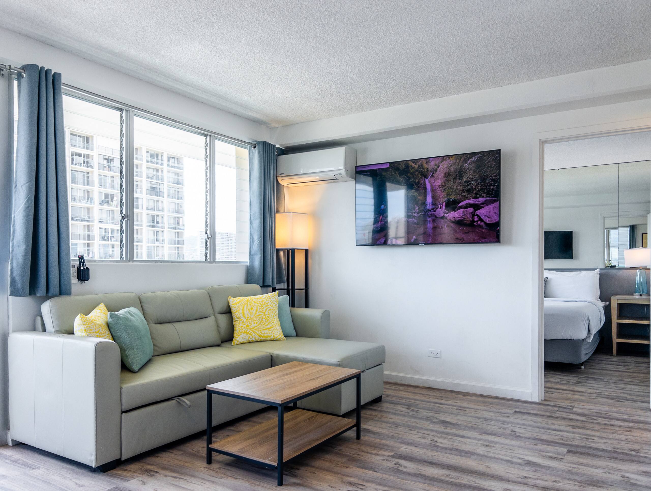 Top-Floor 1BR Penthouse in Waikiki - Image 2