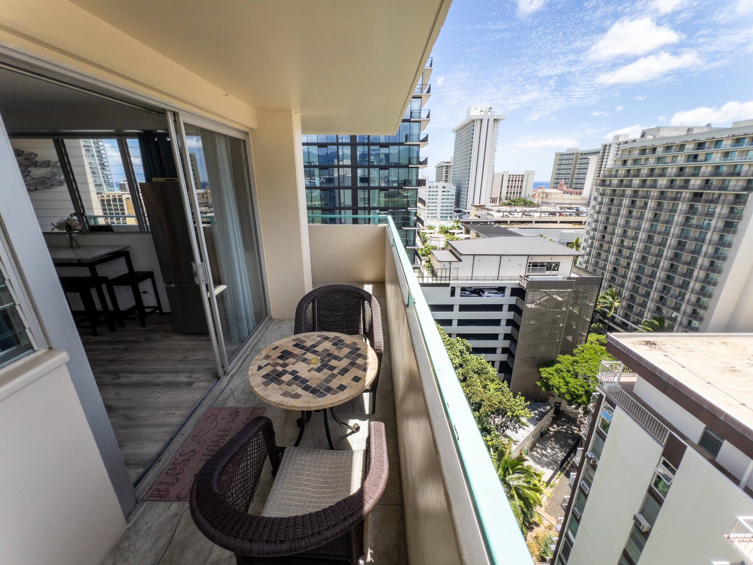 Top-Floor 1BR Penthouse in Waikiki - Image 30