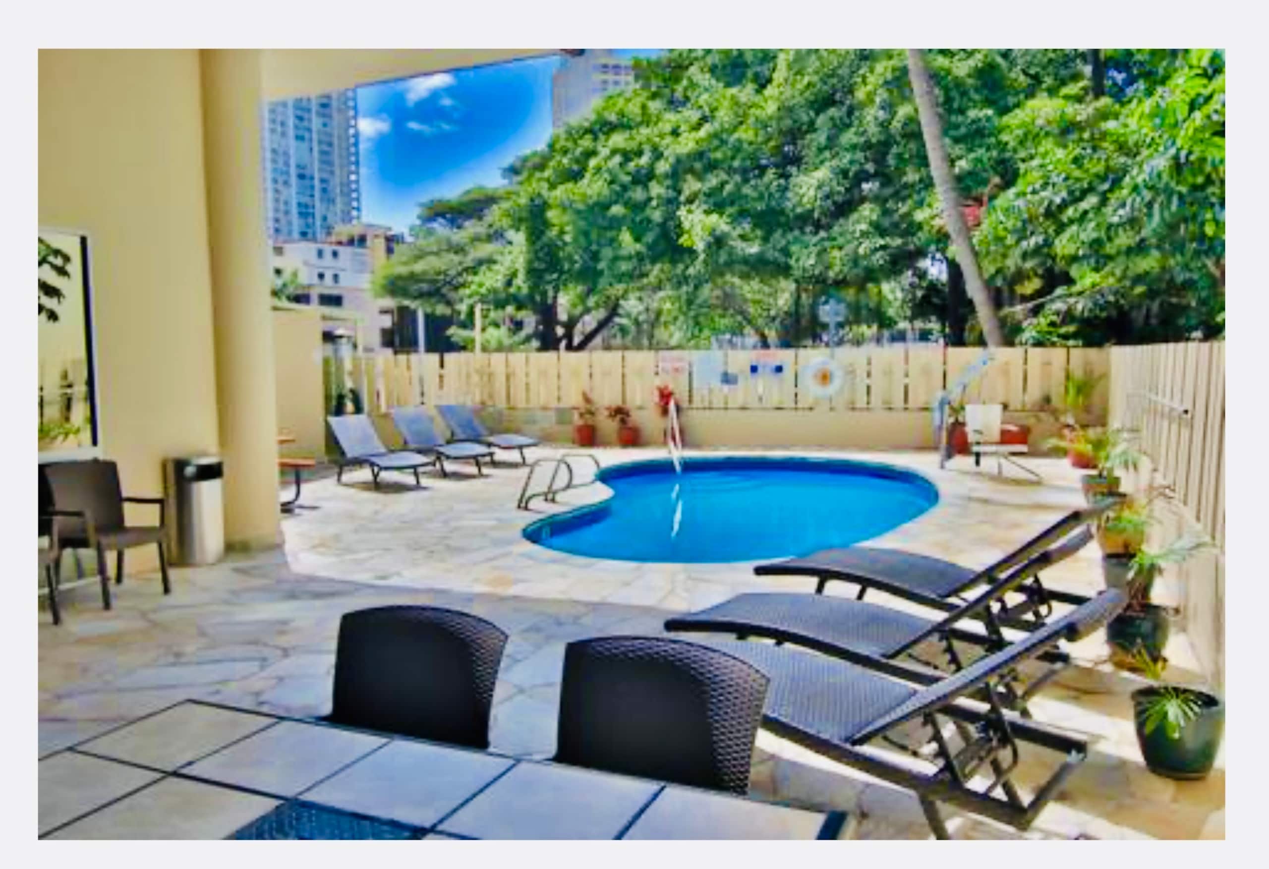 Top-Floor 1BR Penthouse in Waikiki - Image 24