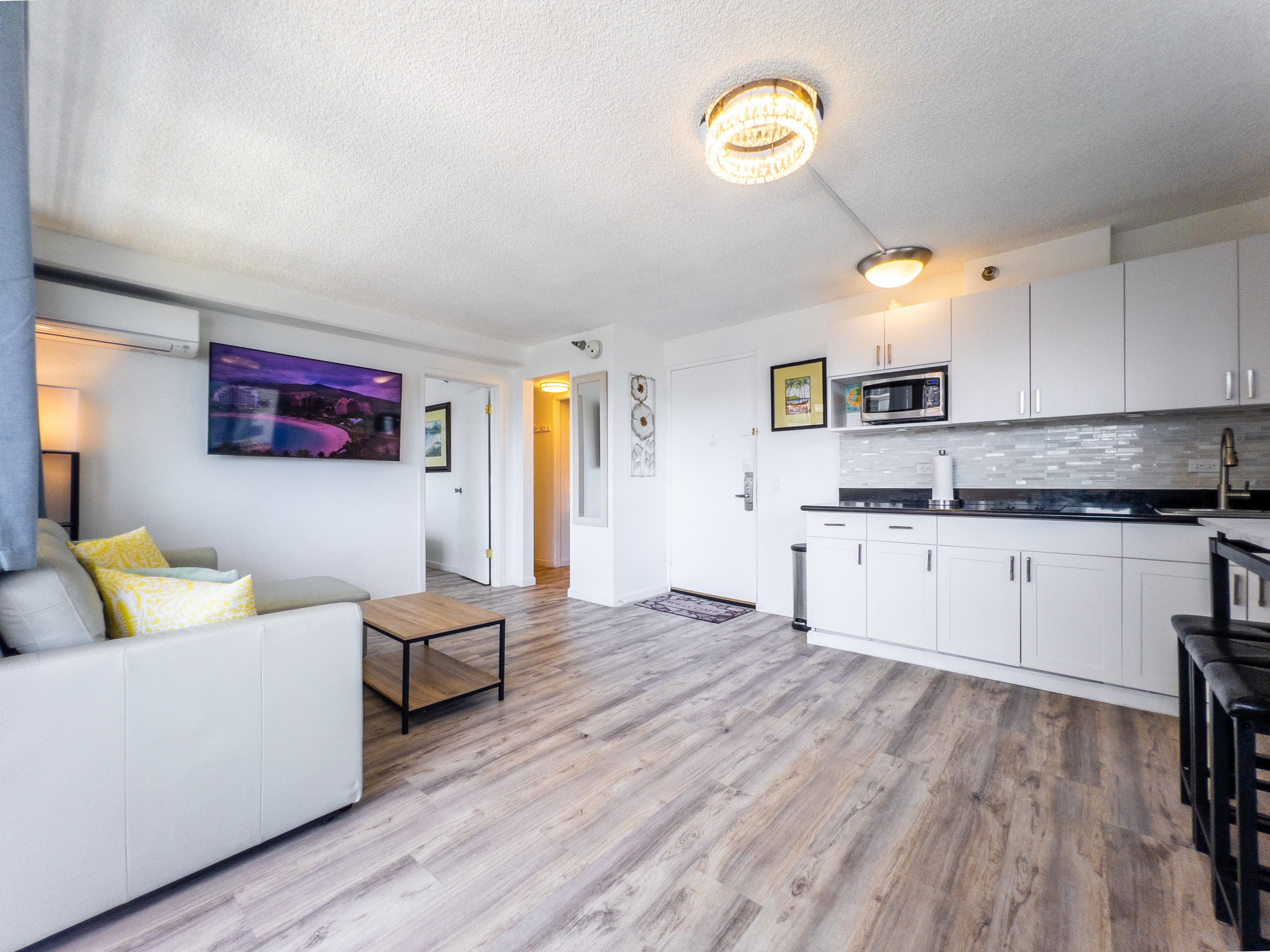 Top-Floor 1BR Penthouse in Waikiki - Image 3